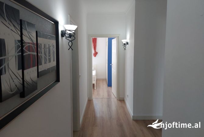 Shtepi me qera Apartament ne Tirane, 3+1, Mobilimi E mobiluar, Pagesa 750  Euro.