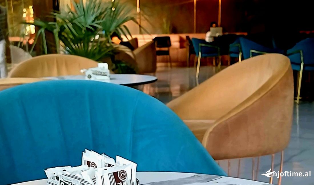 Bar Kafe Lounge me qira 3500 euro