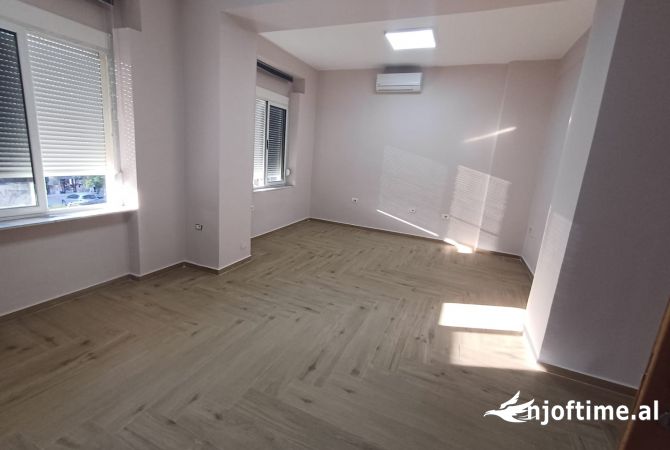 Ambiente Commerciale in Affitto 3+1 a Tirana - 800 Euro