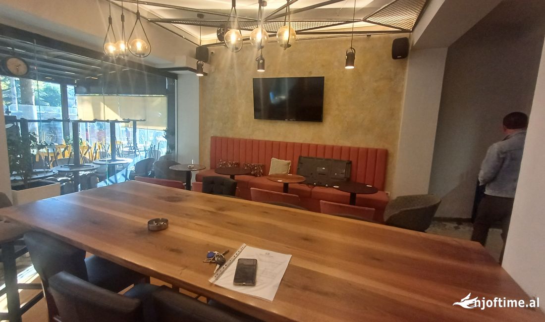 Shitet Lokal prane ish ekspozites 638.000- Euro