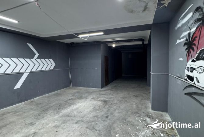 Ambiente Commerciale in Affitto 4+1 a Tirana - 500 Euro