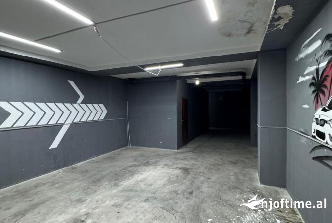 Ambiente Commerciale in Affitto 4+1 a Tirana - 500 Euro