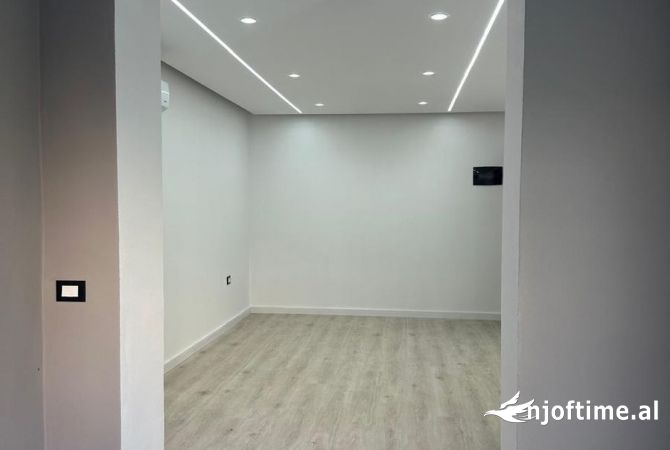 Ambiente Commerciale in Affitto 3+1 a Tirana - 350 Euro