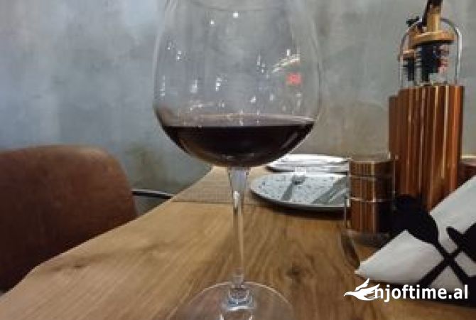 Ambiente Commerciale in Affitto 2+1 a Tirana - 3,500 Euro