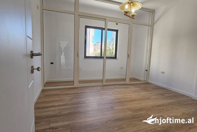 Shtepi ne shitje Apartament ne Tirane, 1+1, Mobilimi Bosh, pa mobiluar, Pagesa 132,000  Euro.