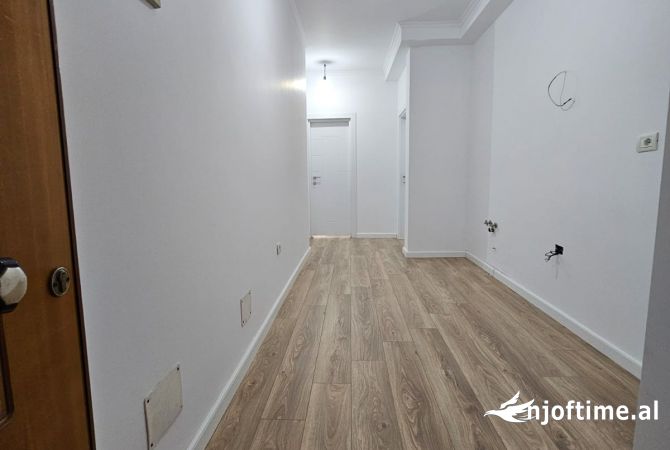 Shtepi ne shitje Apartament ne Tirane, 1+1, Mobilimi Bosh, pa mobiluar, Pagesa 132,000  Euro.