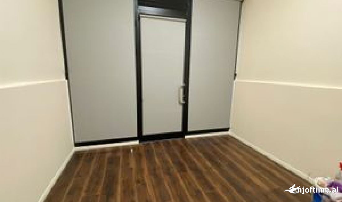 Shitet Dyqan 15 m2 Komuna e Parisit