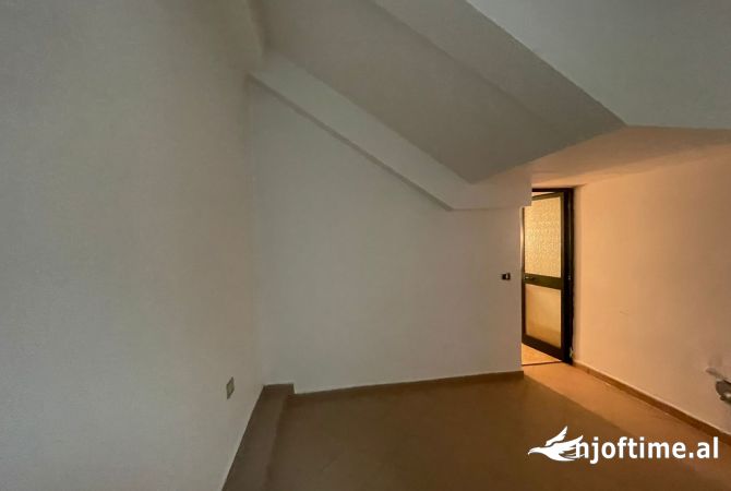 Ambiente Commerciale in Vendita 1+1 a Tirana - 150,000 Euro
