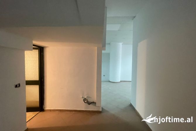 Ambiente Commerciale in Vendita 1+1 a Tirana - 150,000 Euro