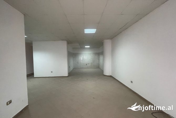 Ambiente Commerciale in Vendita 1+1 a Tirana - 150,000 Euro