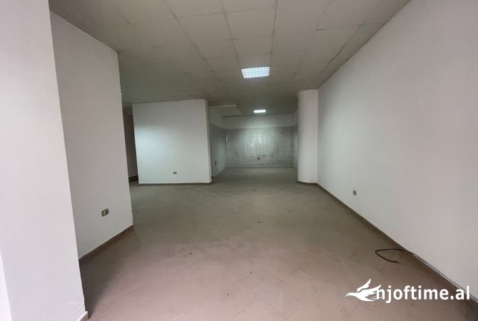Ambiente Commerciale in Vendita 1+1 a Tirana - 150,000 Euro
