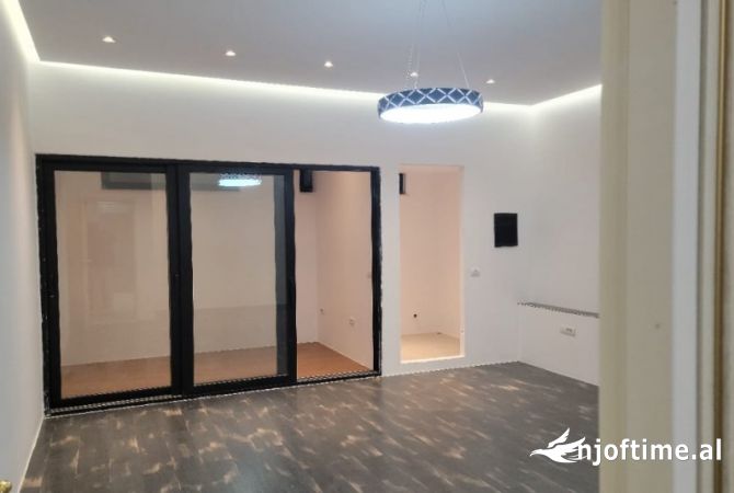 Ambiente Commerciale in Vendita 1+1 a Tirana - 250,000 Euro