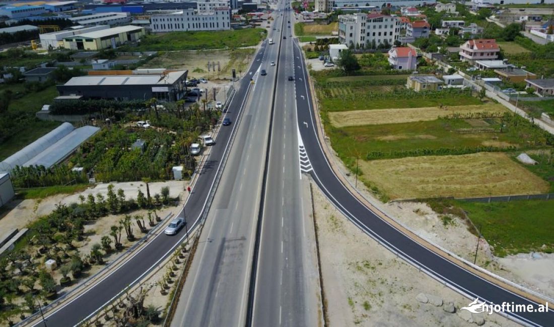 Magazina dhe Toke ne shitje ne Fushe Kruje 