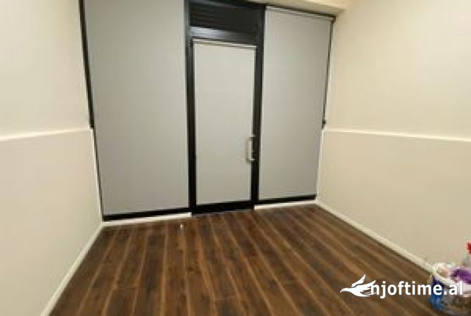 Ambiente Commerciale in Vendita 1+1 a Tirana - 60,000 Euro