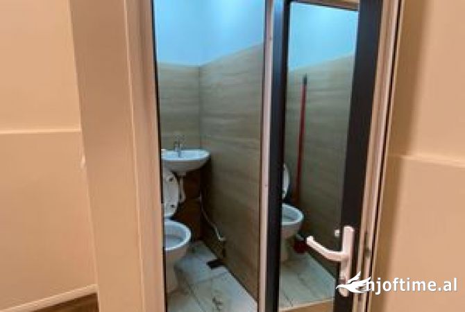 Ambiente Commerciale in Vendita 1+1 a Tirana - 60,000 Euro