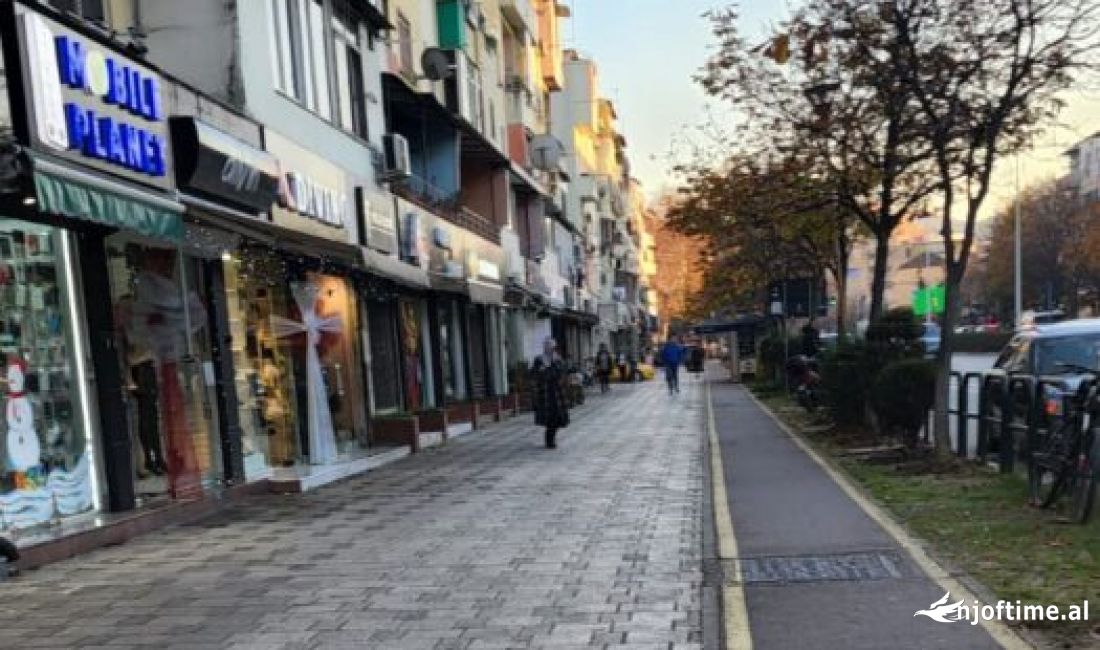 Shitet Dyqan buze rruges 210.000Euro