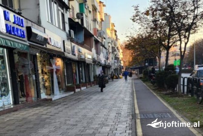 Ambiente Commerciale in Vendita 1+1 a Tirana - 210,000 Euro