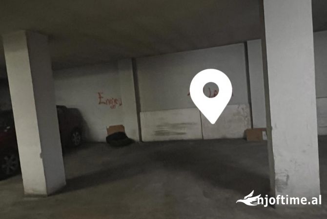 Ambiente Commerciale in Vendita 4+1 a Tirana - 35,000 Euro