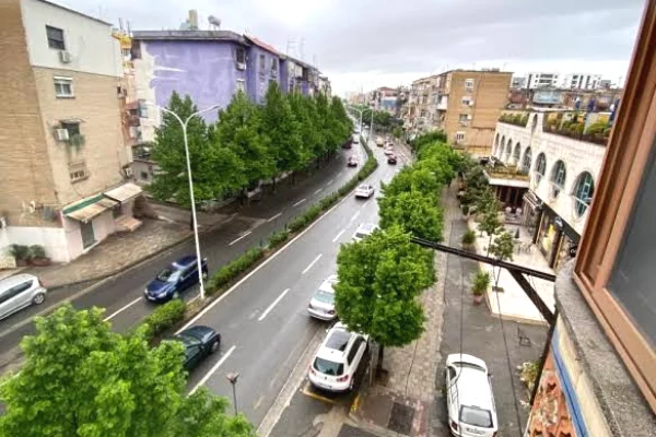 Shitet Dyqan prane rruga Bardhyl 300.000 euro