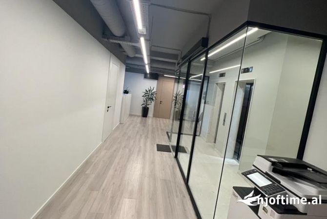 Ambiente Commerciale in Vendita 2+1 a Tirana - 2,104,000 Euro