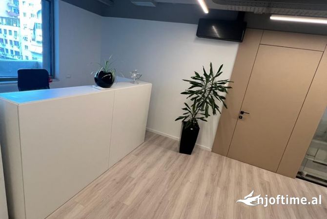 Ambiente Commerciale in Vendita 2+1 a Tirana - 2,104,000 Euro