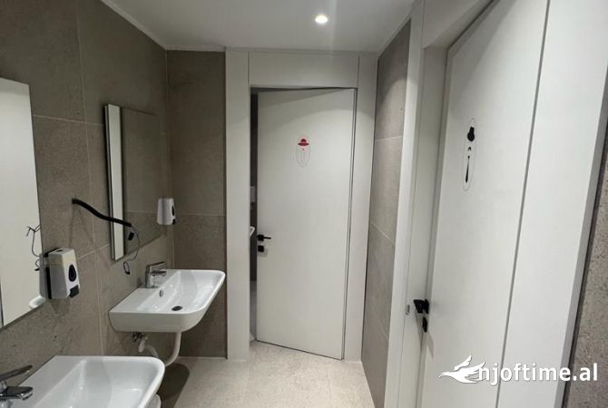 Shitet Ambient Komercial per Zyra Rr.Elbasanit 