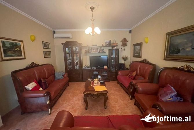 Vile 4 kateshe me qira Pazari i Ri 2000 €