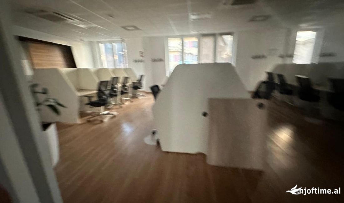 Objekt Biznesi 2800 m2 me qira Prane Qendres