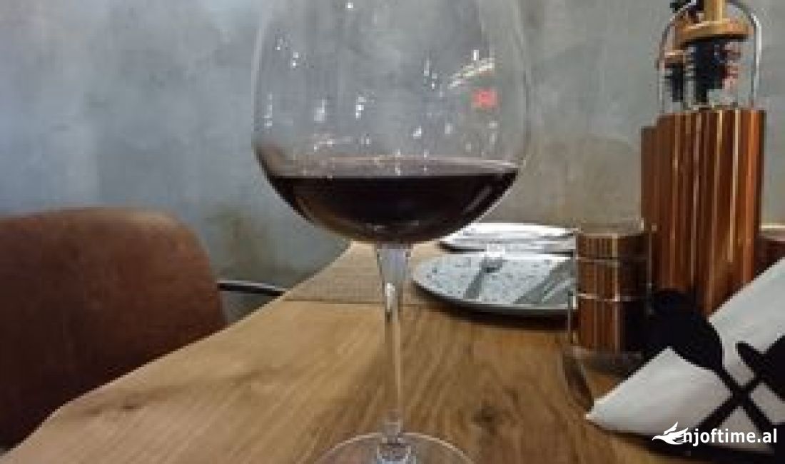 Bar Restorant me qira Komuna e Parisit 