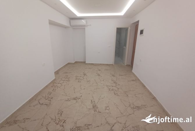 Ambiente Commerciale in Vendita 1+1 a Tirana - 150,000 Euro
