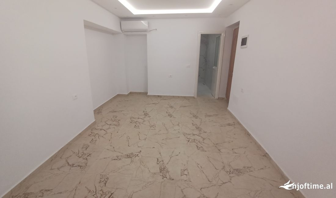 Shitet Dyqan prane rruges se Kavajes 150.000 Euro