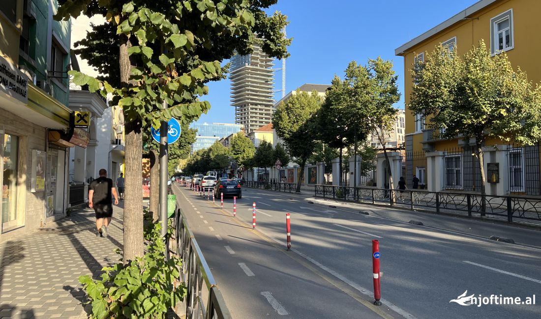 Shitet Dyqan Rr.Durresit  159.000 euro 