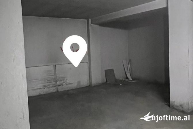 Ambiente Commerciale in Vendita 4+1 a Tirana - 35,000 Euro