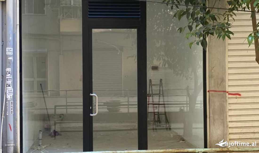 Shitet Dyqan 14 m2 prane Komunes se Parisit 60.000 Euro