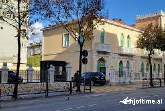 Ambiente Commerciale in Vendita 1+1 a Tirana - 320,000 Euro