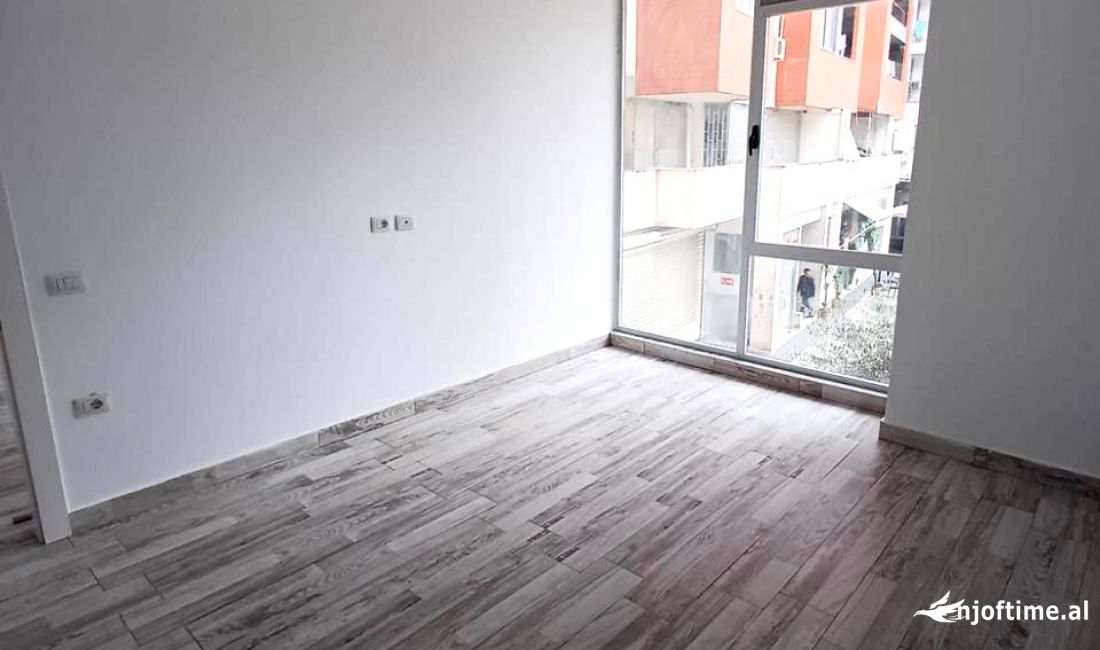 Shitet Ambienti Biznesi 📌 Ndodhet ne Astir