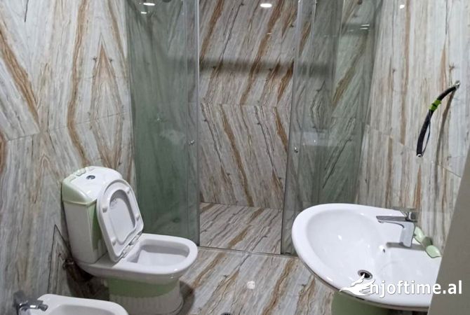 Shitet Ambienti Biznesi 📌 Ndodhet ne Astir