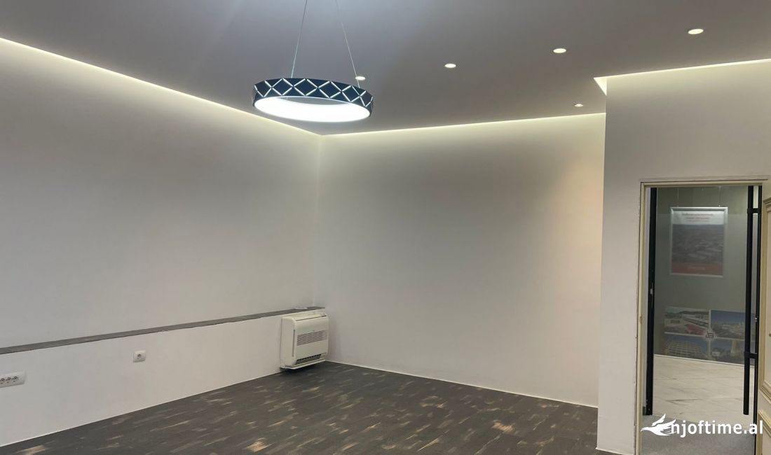 Shitet Dyqan te Garda 50 m2