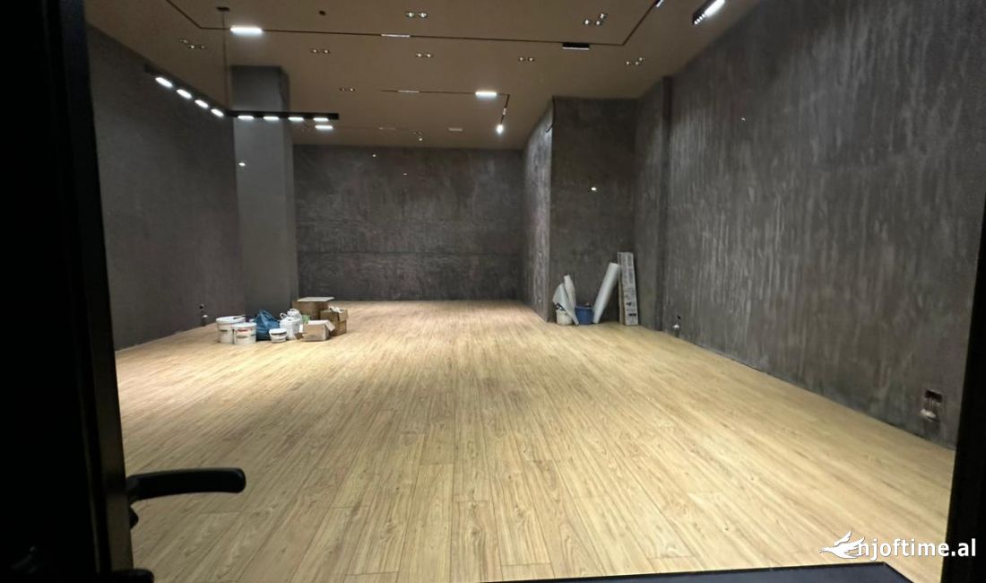 Shitet Dyqan 70 m2 prane Qendres Kristal