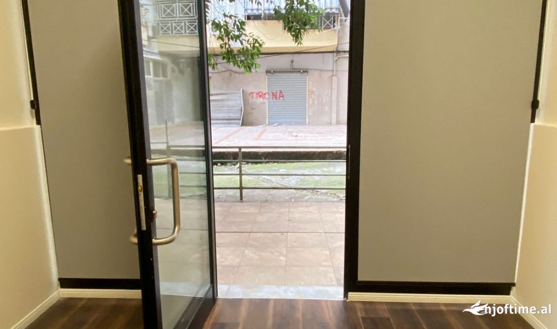 Shitet Dyqan Komuna e Parisit 60.000 euro