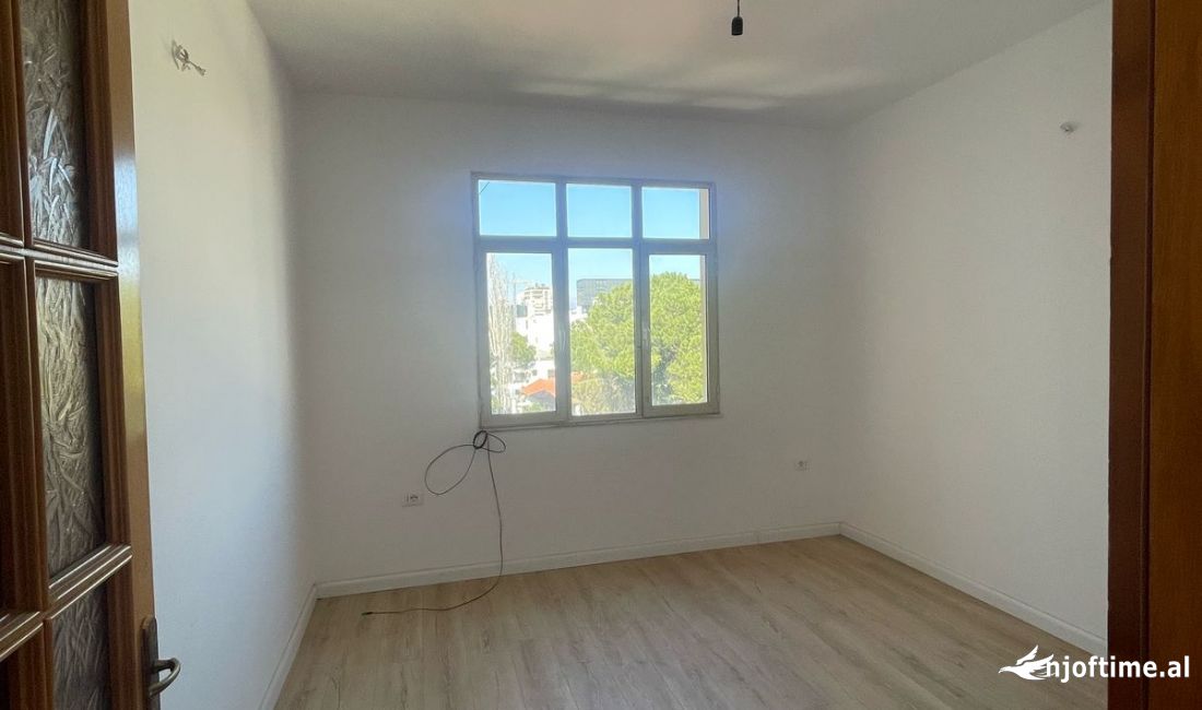 Shtepi ne shitje Apartament ne Tirane, 4+1, Mobilimi Bosh, pa mobiluar, Pagesa 250,000  Euro.
