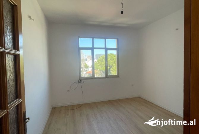 Shitet Apartament 5+1+2  prane Komunes se Parisit 