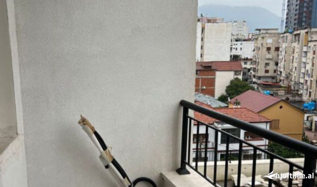 Shtepi ne shitje Apartament ne Tirane, 2+1, Mobilimi E mobiluar, Pagesa 260,000  Euro.