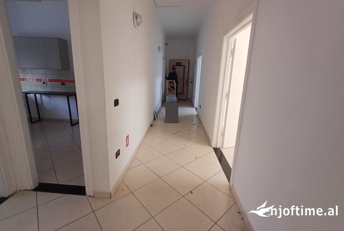 Ambiente Commerciale in Affitto 3+1 a Tirana - 2,200 Euro