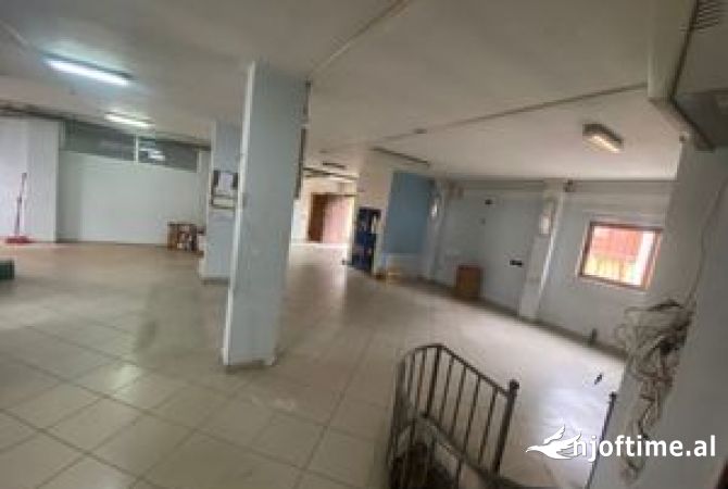 Ambiente Commerciale in Affitto 4+1 a Tirana - 1,000 Euro