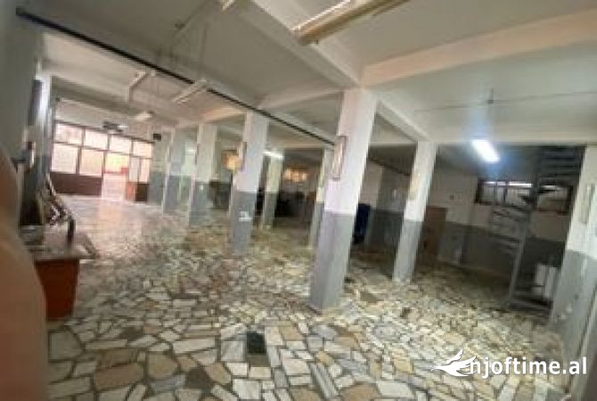 Ambiente Commerciale in Affitto 4+1 a Tirana - 1,000 Euro