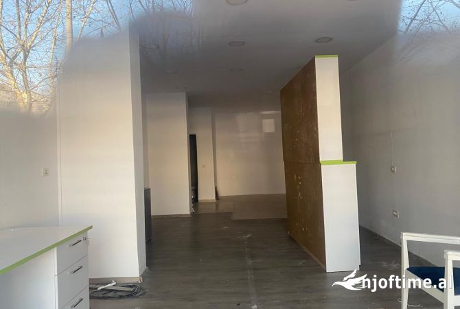 Ambiente Commerciale in Affitto 1+1 a Tirana - 600 Euro
