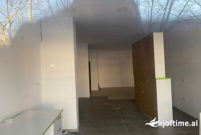Ambiente Commerciale in Affitto 1+1 a Tirana - 600 Euro