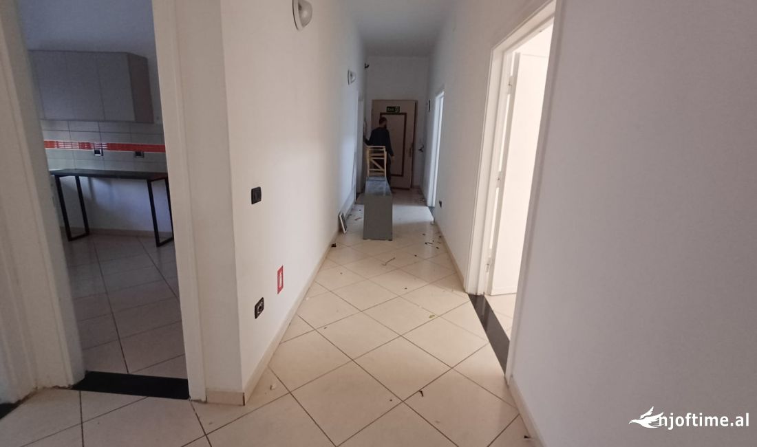 Ambient Zyrash 200 m2  me qira prane Stadiumit Dinamo