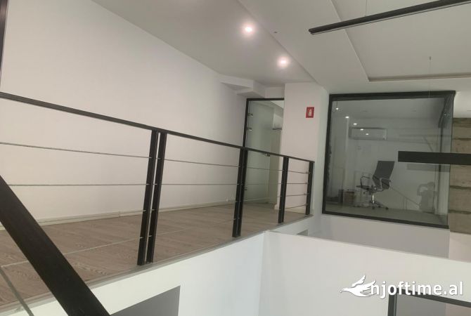 Ambiente Commerciale in Affitto 1+1 a Tirana - 2,700 Euro